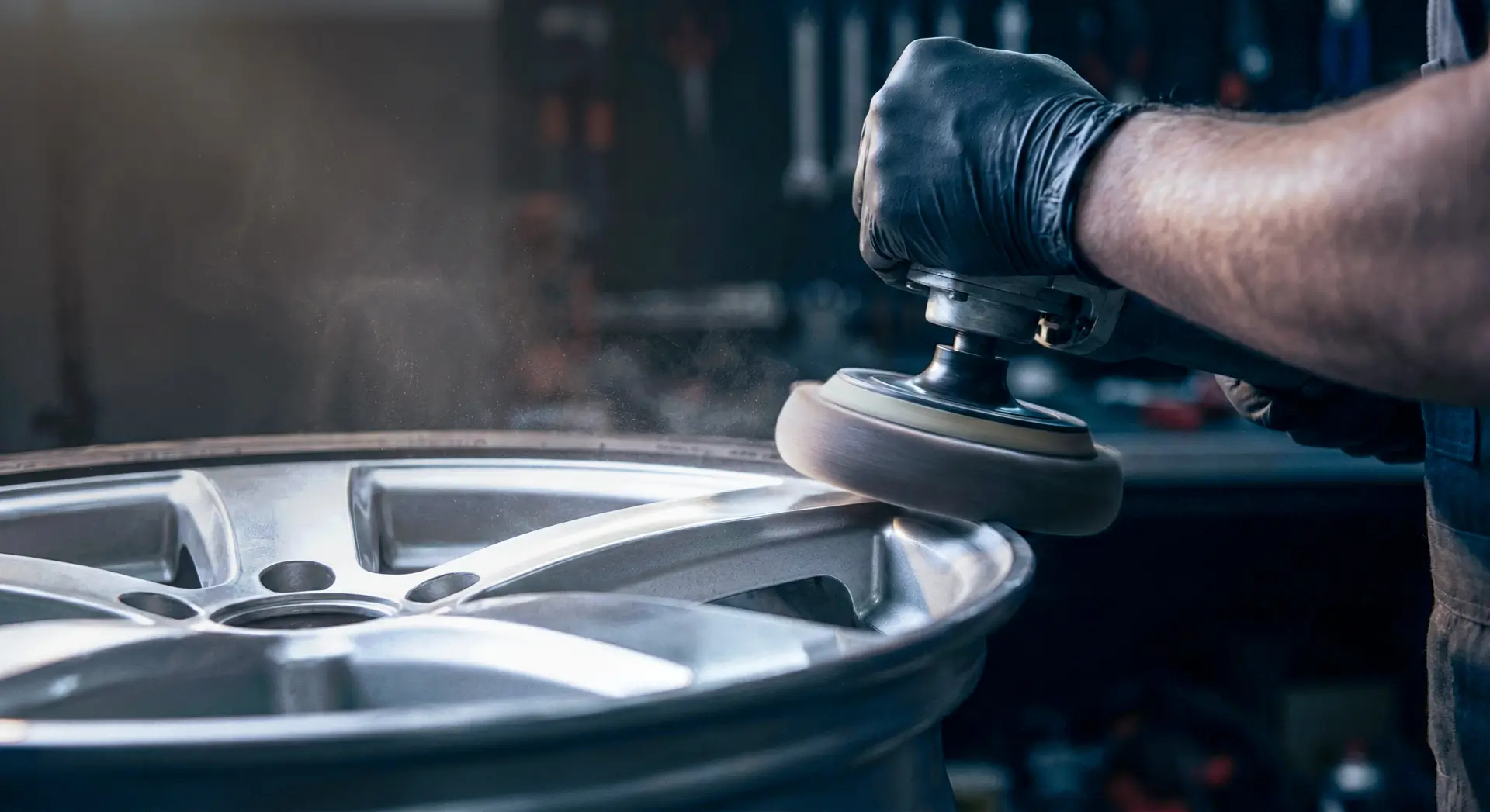 Manuelles Polieren von Alufelgen in Düsseldorf – professionelle Oberflächenaufbereitung